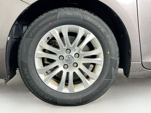 Used 2015 Toyota Sienna XLE FWD image 11