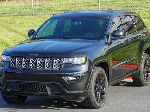 Used 2019 Jeep Grand Cherokee Altitude AWD/4WD image 5