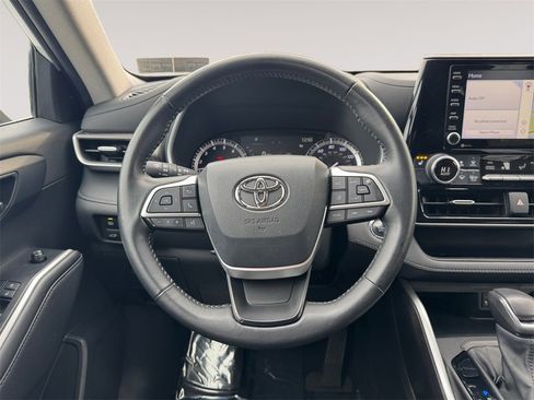 Used 2022 Toyota Highlander XLE image 12