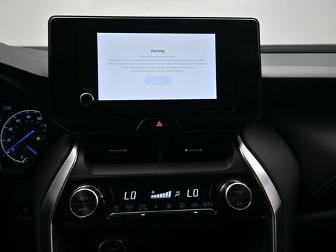 Used 2023 Toyota Venza LE image 8