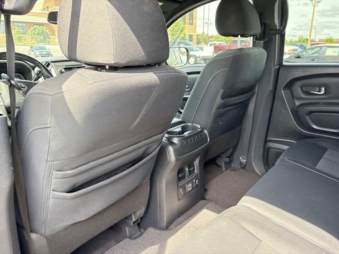 Used 2019 Nissan Titan SV w/ SV Convenience Package RWD image 16