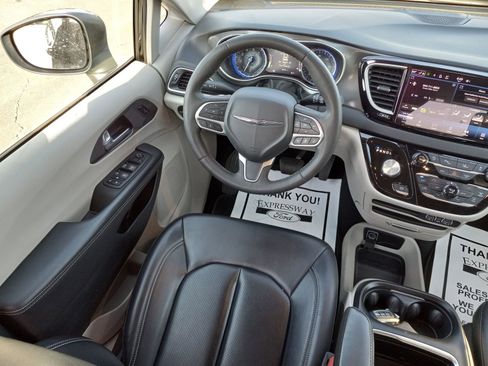 Used 2023 Chrysler Pacifica Touring-L image 16