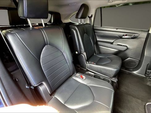 Used 2022 Toyota Highlander XLE FWD image 27