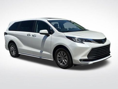 Used 2023 Toyota Sienna XLE FWD image 9