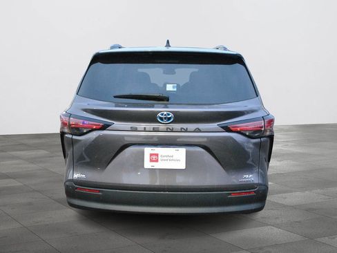 Certified 2022 Toyota Sienna XLE image 5