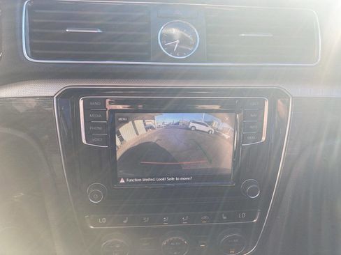 Used 2017 Volkswagen Passat 1.8T SEL Premium image 12