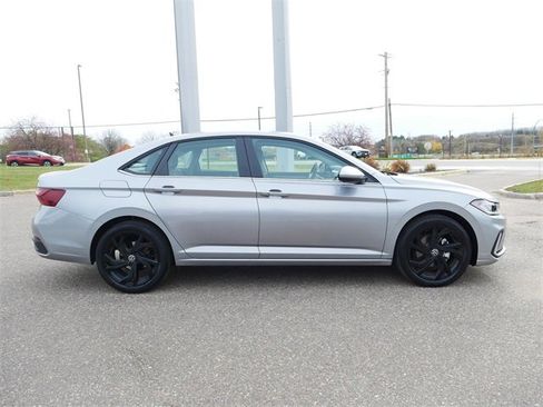 Certified 2025 Volkswagen Jetta SE image 8