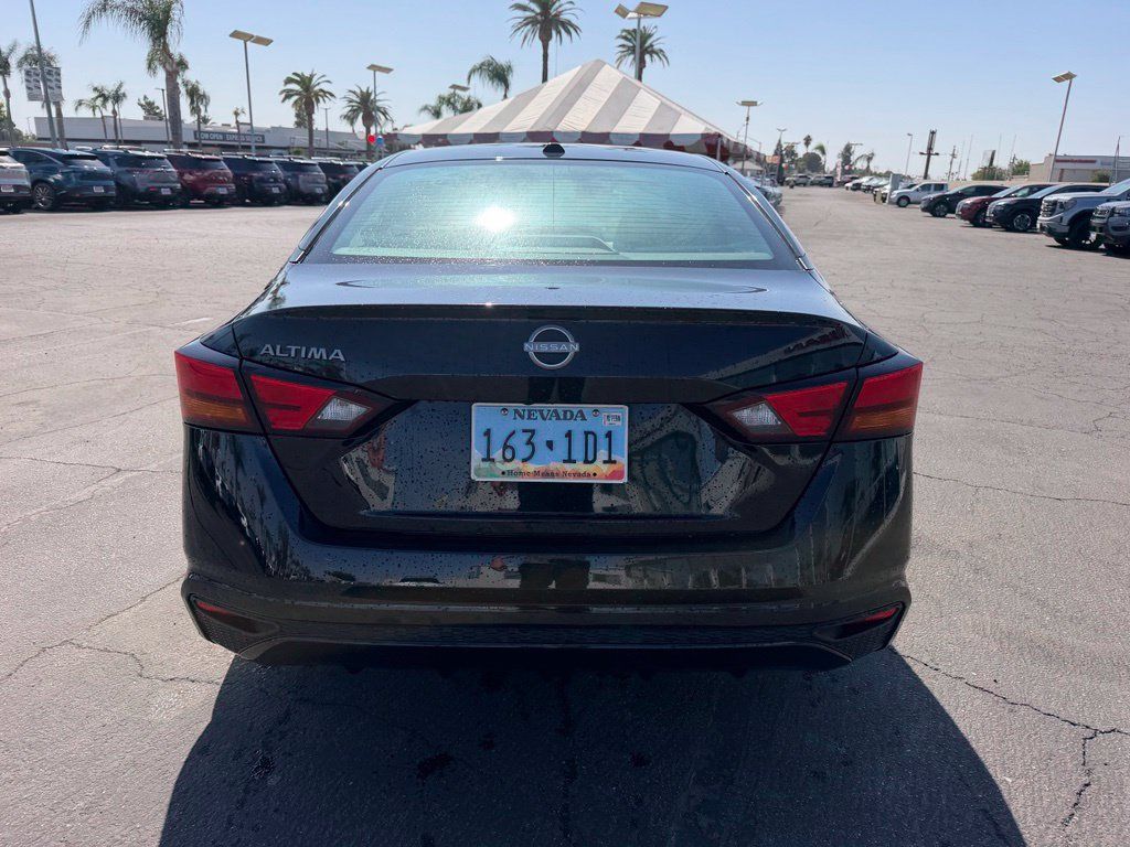 Used 2025 Nissan Altima 2.5 SV FWD image 3