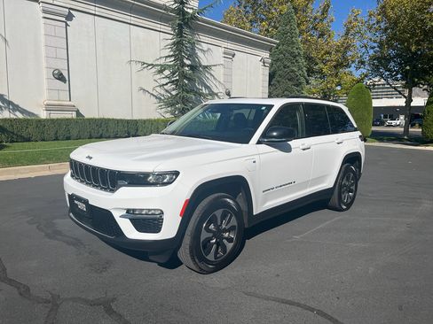 Used 2023 Jeep Grand Cherokee 4WD 4xe image 3