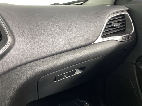 Used 2019 Jeep Cherokee Latitude w/ Cold Weather Group image 29