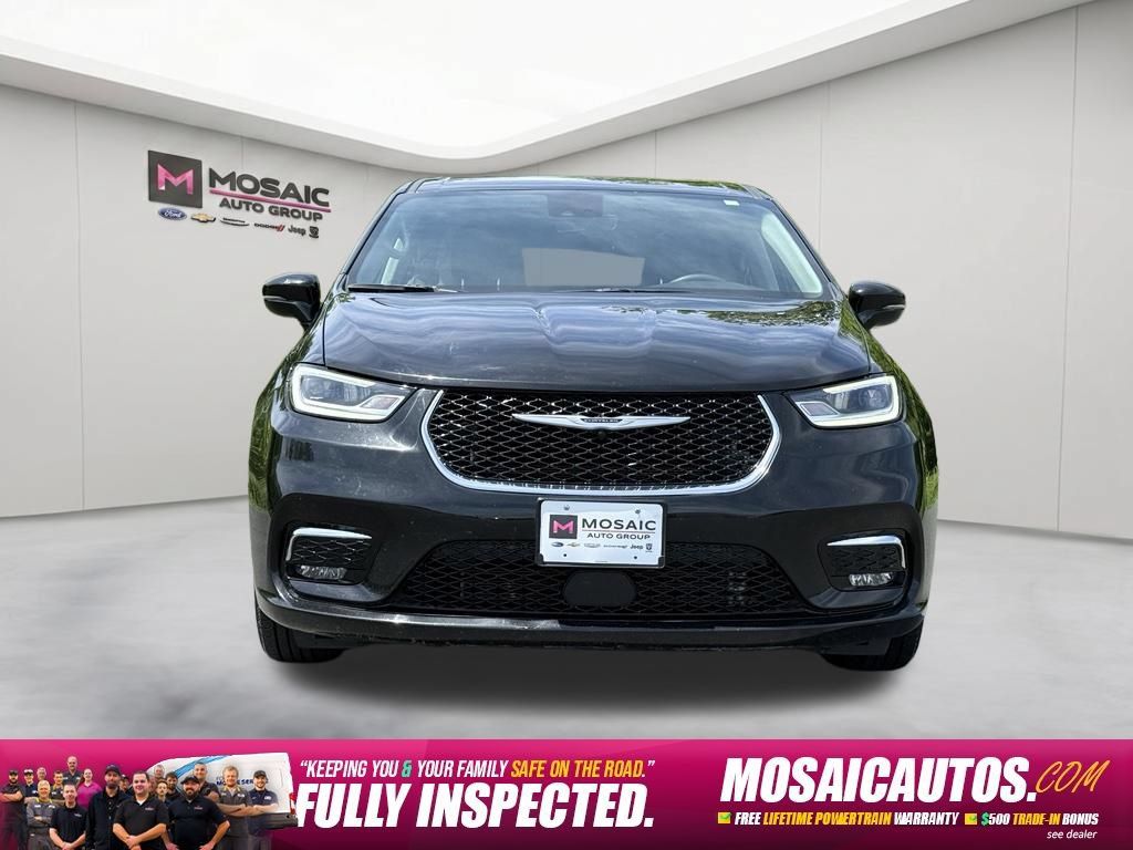 Used 2024 Chrysler Pacifica Touring-L FWD image 2