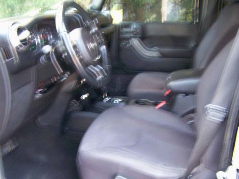 Used 2013 Jeep Wrangler Unlimited Sport image 7