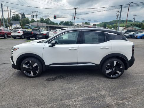 New 2025 Nissan Kicks SR image 5