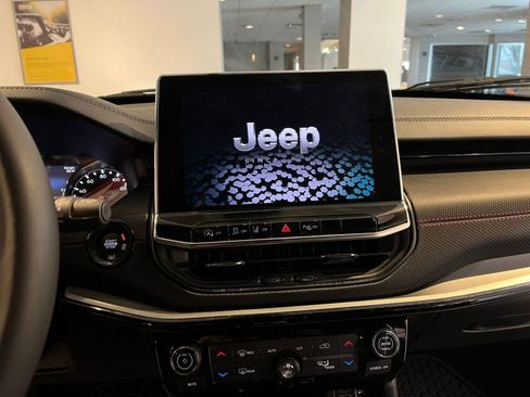 Used 2025 Jeep Compass Trailhawk image 20