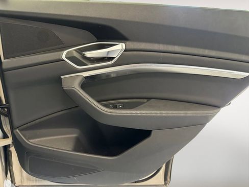 Used 2021 Audi e-tron Premium w/ Convenience Plus Package image 31