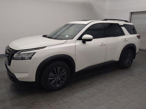 Used 2022 Nissan Pathfinder SV w/ SV Premium Package image 2