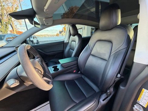 Used 2022 Tesla Model Y Performance image 9