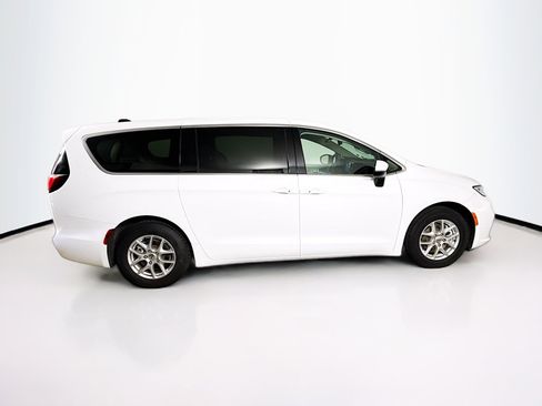 Used 2023 Chrysler Pacifica Touring-L FWD image 2