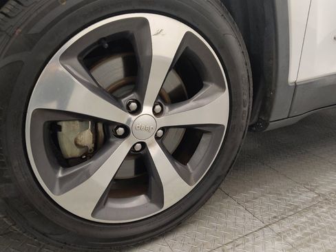 Used 2019 Jeep Cherokee Limited w/ Technology Group FWD image 31