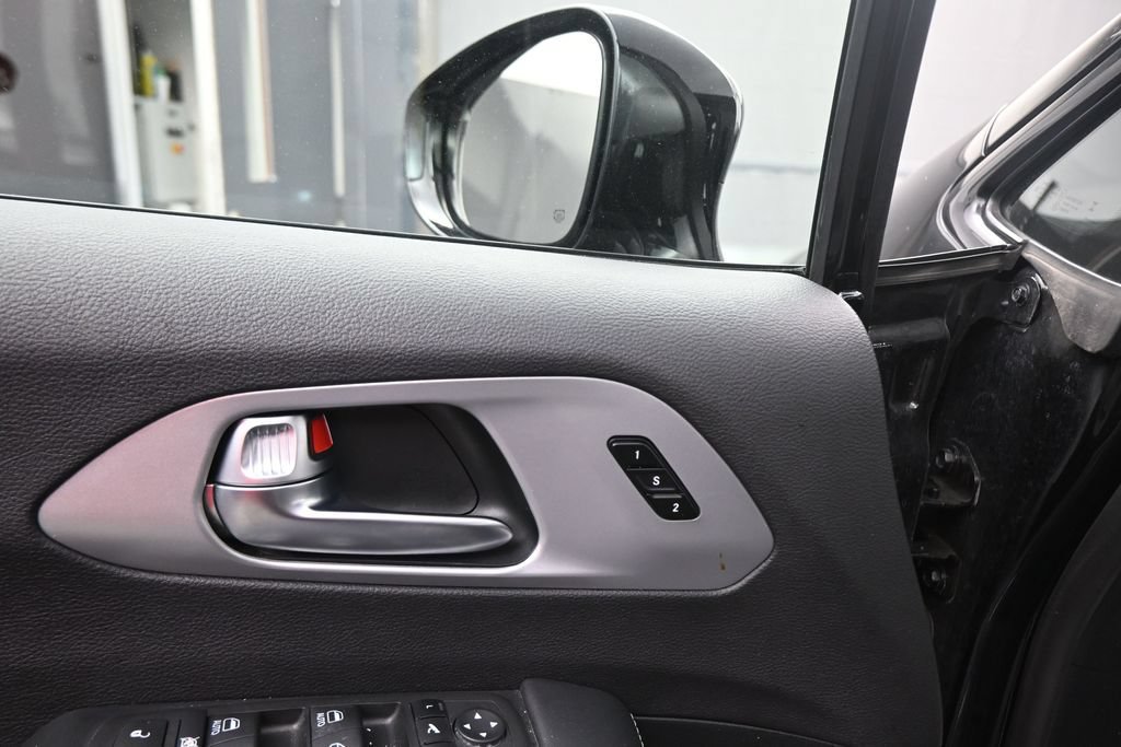 Used 2025 Chrysler Pacifica Limited FWD image 44
