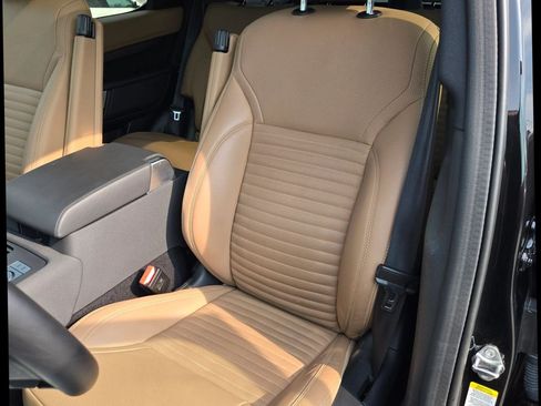 Used 2024 Land Rover Discovery Metropolitan Edition AWD/4WD image 6