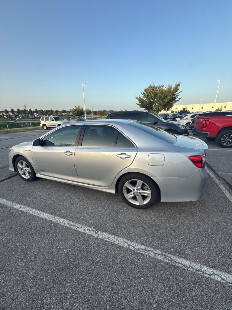 Used 2014 Toyota Camry SE w/ Moonroof Package FWD image 2