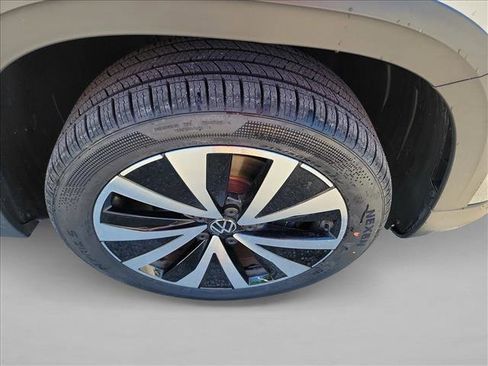 Used 2024 Volkswagen Taos SE FWD image 10