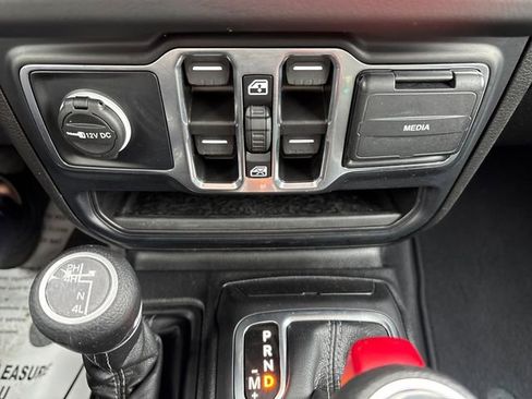Used 2024 Jeep Wrangler Unlimited Sahara AWD/4WD image 18
