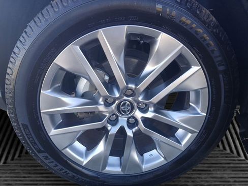 Used 2021 Toyota RAV4 XLE Premium image 9