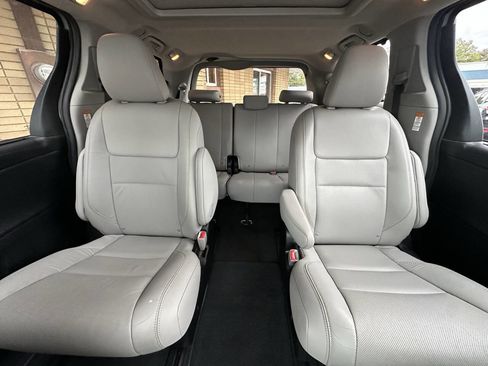 Used 2015 Toyota Sienna Limited Premium image 9