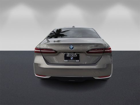 Used 2026 BMW i5 eDrive40 image 6