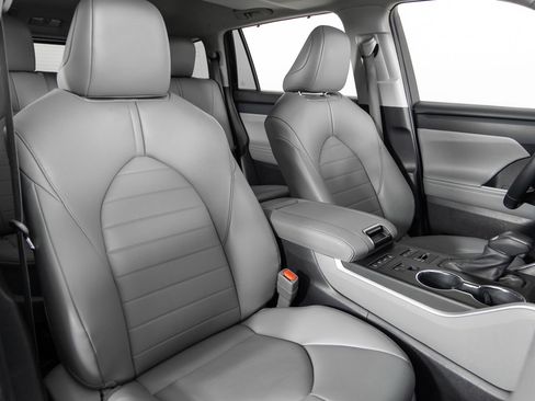 Used 2022 Toyota Highlander XLE image 29