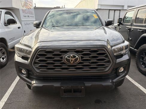 Used 2023 Toyota Tacoma TRD Off-Road w/ TRD Premium Off Road Package image 3