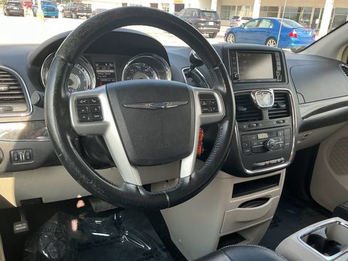 Used 2015 Chrysler Town & Country Touring FWD image 14