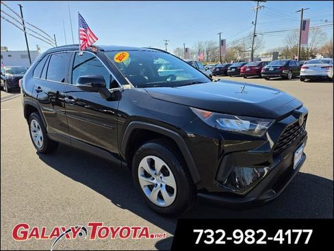 Used 2021 Toyota RAV4 LE image 1