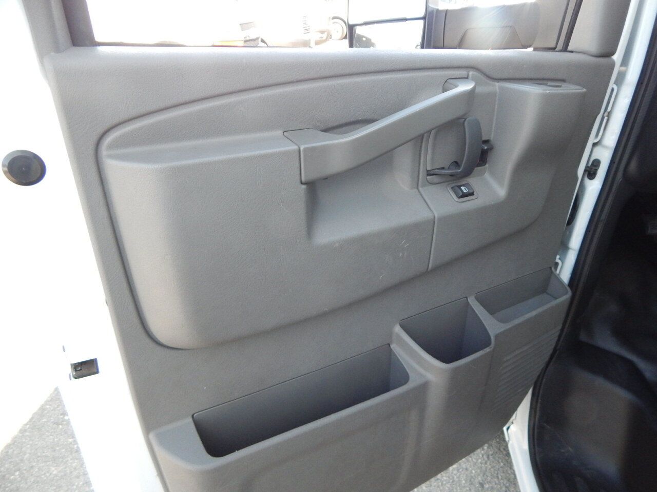 Used 2019 Chevrolet Express 4500 w/ Power Convenience Package RWD image 17