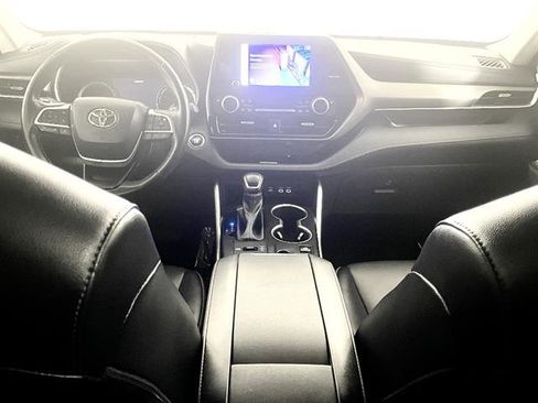 Used 2023 Toyota Highlander XLE AWD/4WD image 14