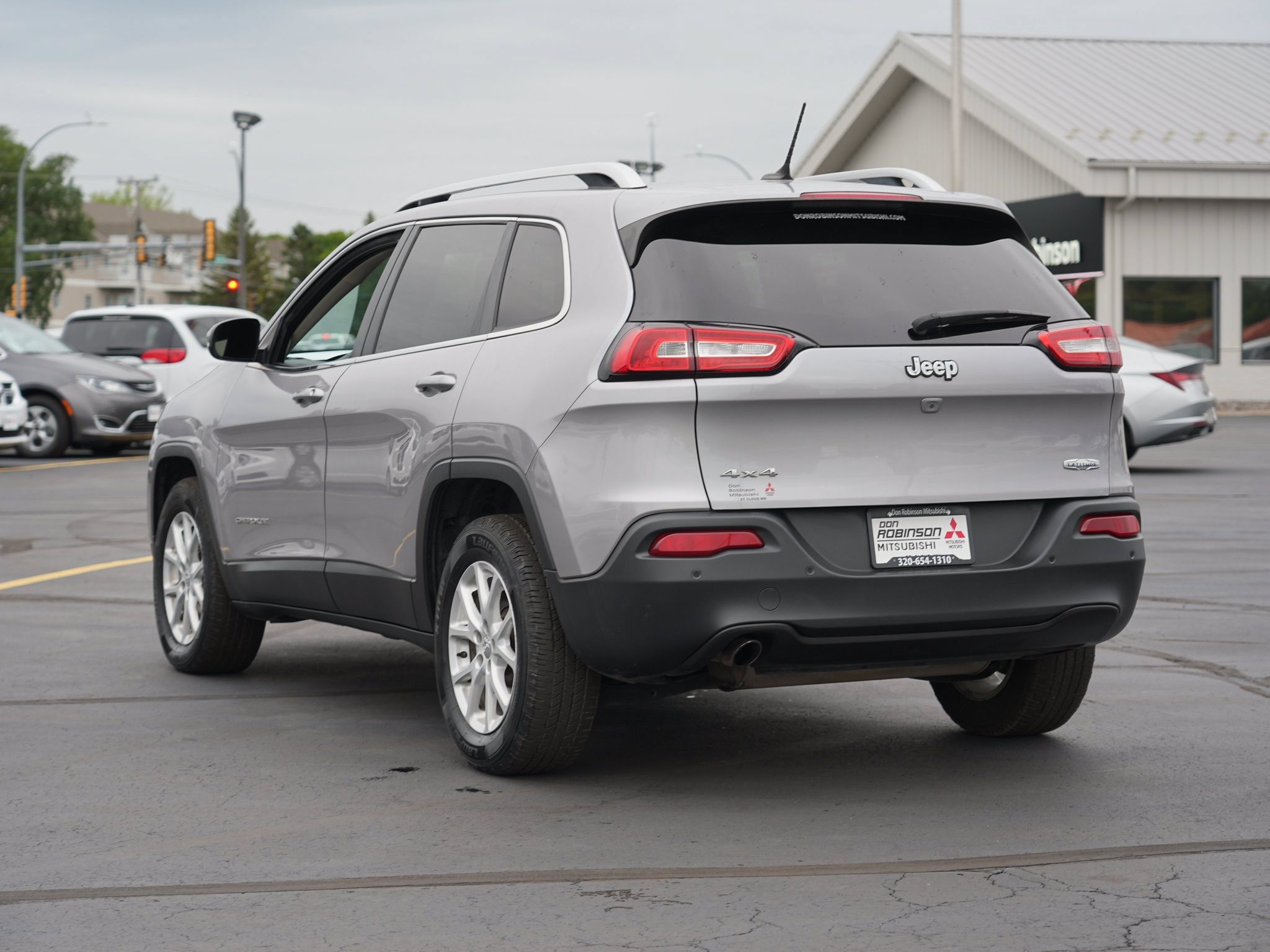 Used 2018 Jeep Cherokee Latitude w/ Safety Group AWD/4WD image 6