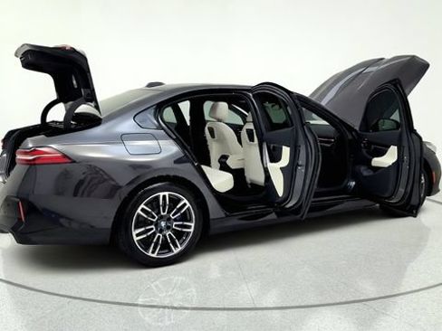 Used 2026 BMW 530i w/ M Sport Package RWD image 19