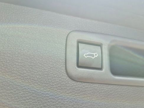 Used 2024 Toyota Highlander LE FWD image 5