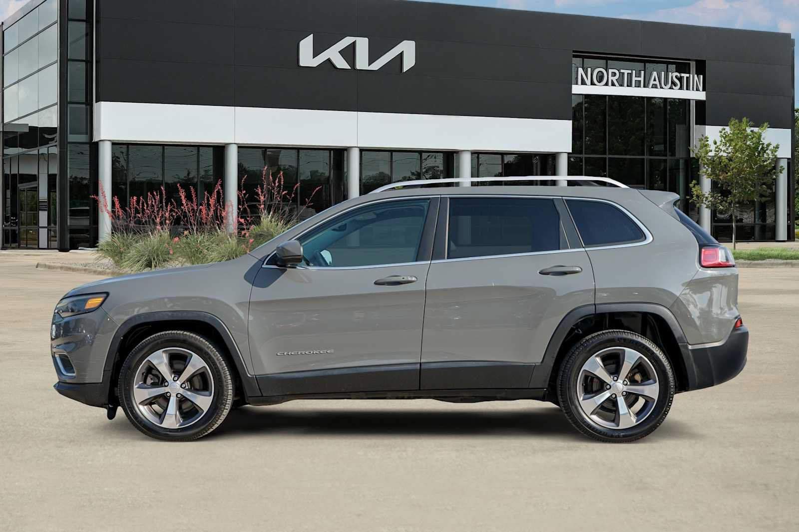 Used 2020 Jeep Cherokee Limited FWD image 3