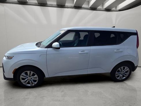 Used 2022 Kia Soul LX image 3