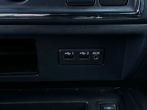 Used 2019 Nissan Titan SV w/ SV Convenience Package image 25