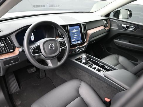 Used 2024 Volvo XC60 B5 Plus image 9