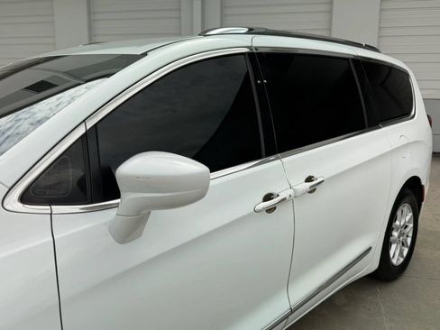 Used 2020 Chrysler Pacifica Touring-L FWD image 15