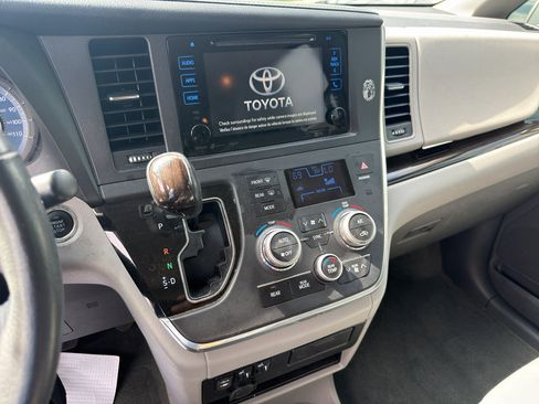 Used 2017 Toyota Sienna XLE w/ XLE Navigation Package FWD image 8