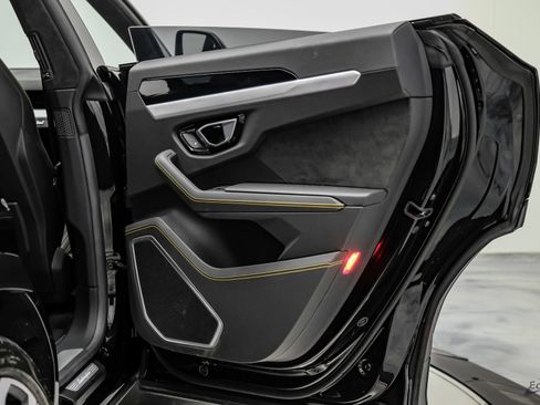 Used 2022 Lamborghini Urus AWD/4WD image 97