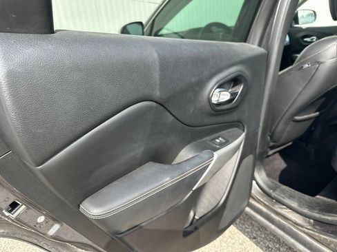 Used 2018 Jeep Cherokee Latitude Plus w/ Comfort/Convenience Group AWD/4WD image 17