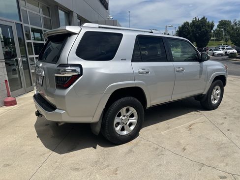 Used 2018 Toyota 4Runner SR5 AWD/4WD image 7