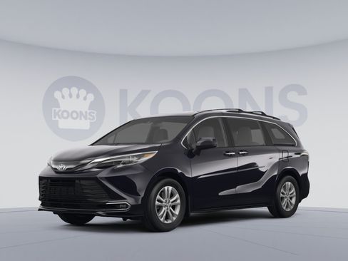 Used 2023 Toyota Sienna XLE FWD image 1